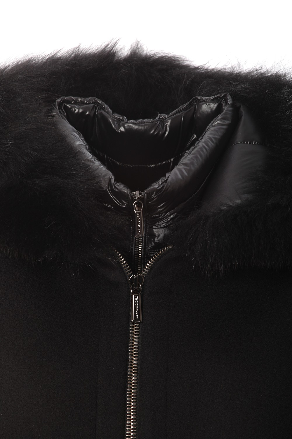 shop MOORER Saldi Giaccone: Moorer cappa corta unita a un caldo piumino staccabile che permette di soddisfare un triplice utilizzo.
Cappa esterna realizzata in lana double misto cashmere.
Chiusura frontale con zip a doppio cursore.
Tasche a filetto in vita.
Al suo interno, il bomber staccabile è imbottito in finissima piuma d'oca, trapuntato boudin, ed è realizzato con un finissimo nylon con delicate sfumature cangianti.
Bordo del cappuccio staccabile in pelliccia di volpe frost (Vulpes Lagopus).
Chiusura frontale con zip a doppio cursore.
Tasche invisibili inserite nei fianchi.
Polsi in maglia di lana vergine.
Composizione esterna: 90% lana,10% cashmere.
Made in Italy.. PEGASO CWR-U0001 number 7179374